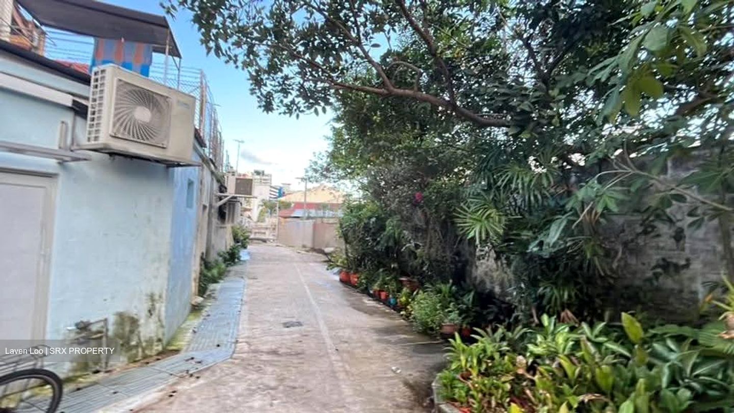 Macpherson Road (D13), Retail #637756491